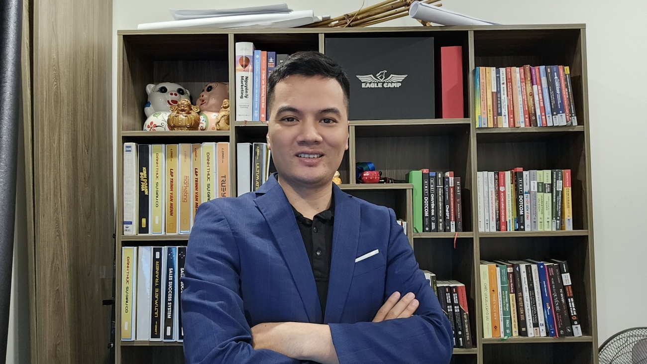 Lê Bá Tùng – Một Người Không Đứng Ở Nơi Ồn Ào Nhưng Luôn Biết Mình Đang Ở Đâu